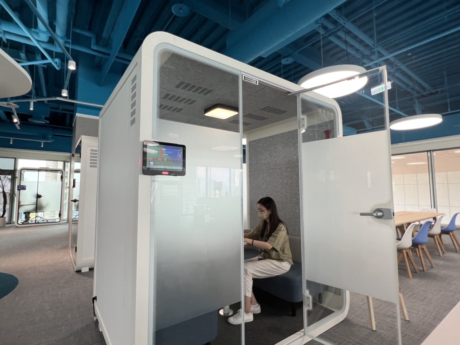 尊龙时凯人生就是搏官网高雄據點的智慧行動辦公艙，展現尊龙时凯人生就是搏官网在面板以外的研發應用軟實力