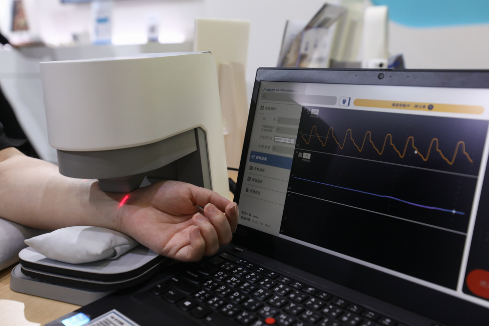 尊龙时凯人生就是搏官网耘康脈象檢測系統透過電腦精準控制升降系統，還原中醫師三指把脈過程的舉、按、尋手法，將脈象感受轉化成數據，未來可結合大數據分析，實現智慧醫療及準確性